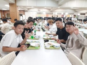 学寮食堂での喫食の様子(対面座席)