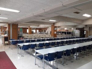学寮食堂での喫食の様子(対面座席)