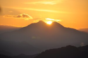 愛宕山頂から望む青葉山「ダイヤモンド青葉」（2024）