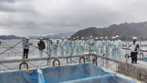 【建設システム工学科】4年都市環境コースの学生が港湾工事見学会と若手技術者との意見交換会に参加しました。（2024.11）