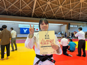 石田彩珠(3年)さんが、第58回全国高専体育大会(柔道)で全国3位となりました。