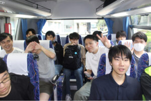 4年生が研修旅行に出発しました。