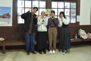 軽音楽部の学生が「松尾寺 秋のミニコンサート(弾き語り)」に出演しました。