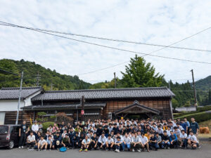 本校学生が松尾寺駅周辺の清掃活動に約120人で参加しました。