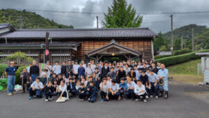本校学生が松尾寺駅周辺の清掃活動に参加しました。