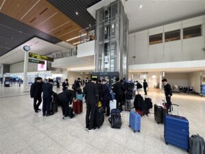 4年生が研修旅行に出発しました。