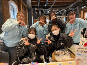 女子学生グループ「うろうろ」が『赤れんがバザール』に参加しました。