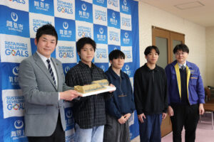 本校学生が制作した田辺城石垣模型を舞鶴市に寄贈しました。